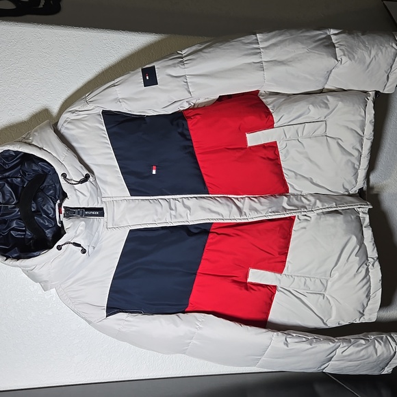 Tommy Hilfiger Wind Resistant Hooded Puffer Chevron Colorblock LG - Picture 3 of 12